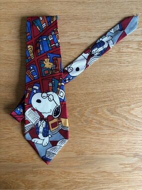 Snoopy & Friends Vintage Silk Tie Peanuts Library Book Reader Made in USA 3.75"